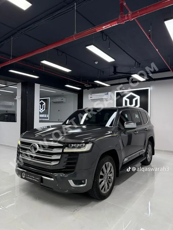 تويوتا لاند كروزر في اكس ار 2023 اوتوماتيك 62,000 كم 8 سلندر دفع رباعي اس يو في رمادي تحت الضمان