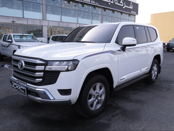 تويوتا  لاند كروزر  جي اكس ار  2023  اوتوماتيك  10,000 كم  6 سلندر  دفع رباعي  اس يو في  أبيض