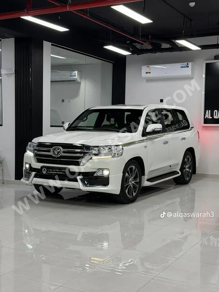 Toyota Land Cruiser VXR 2016 Automatic 250,000 Km 8 Cylinder Four Wheel Drive (4WD) SUV White