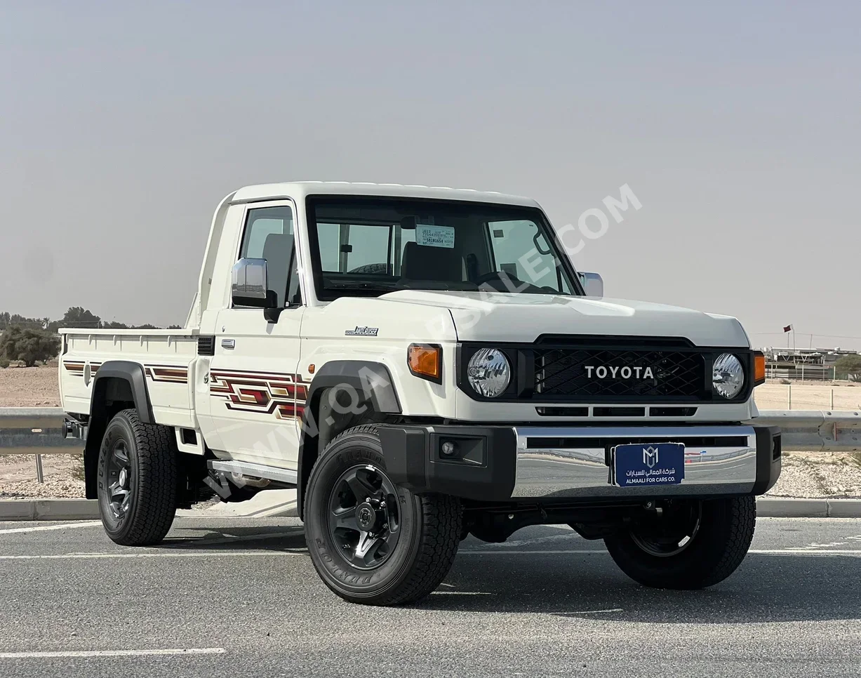تويوتا  لاند كروزر  ال اكس  2025  عادي  0 كم  6 سلندر  دفع رباعي  بيكب  أبيض  تحت الضمان