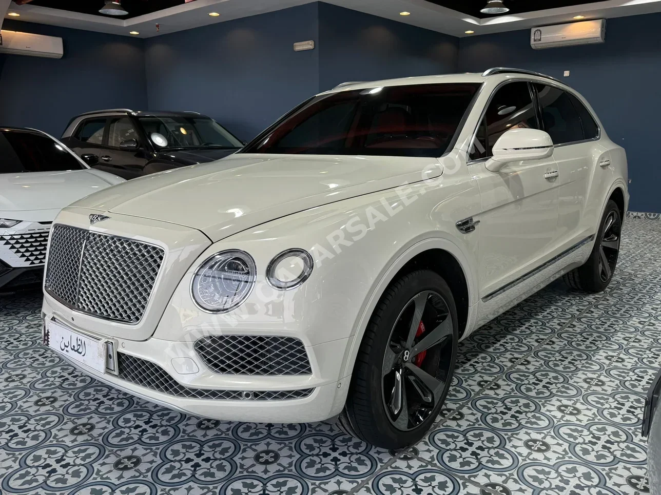 بنتلي  بينتايجا  2018  اوتوماتيك  64,000 كم  12 سلندر  دفع رباعي  اس يو في  أبيض