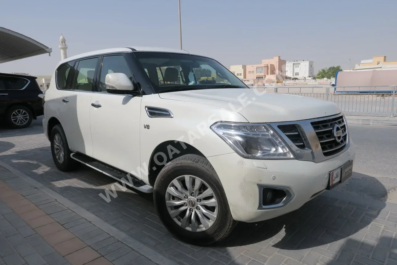 نيسان  باترول  اس اي  2015  اوتوماتيك  300,000 كم  8 سلندر  دفع رباعي  اس يو في  أبيض