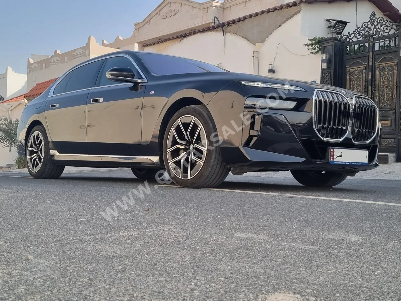 بي ام دبليو الفئة - السابعة 740 Li 2023 اوتوماتيك 42,000 كم 6 سلندر دفع خلفي سيدان أسود تحت الضمان