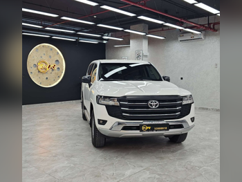 تويوتا  لاند كروزر  جي اكس  2025  اوتوماتيك  12,000 كم  6 سلندر  دفع رباعي  اس يو في  أبيض