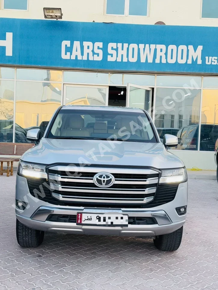 Toyota  Land Cruiser  GXR  2022  Automatic  142,000 Km  6 Cylinder  Four Wheel Drive (4WD)  SUV  Silver