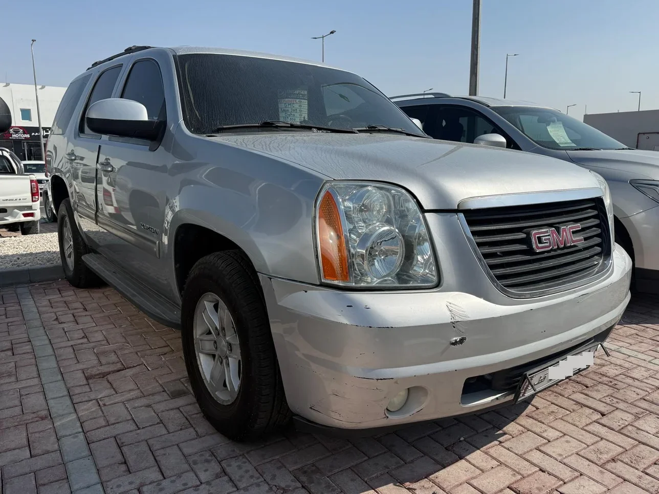 GMC  Yukon  2013  Automatic  180,000 Km  8 Cylinder  Four Wheel Drive (4WD)  SUV  Silver