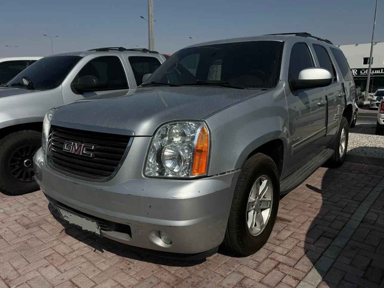 GMC  Yukon  2013  Automatic  180,000 Km  8 Cylinder  Four Wheel Drive (4WD)  SUV  Silver