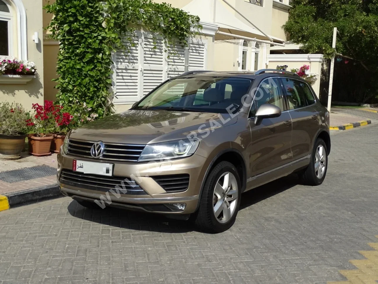 Volkswagen  Touareg  2015  Automatic  100,000 Km  6 Cylinder  All Wheel Drive (AWD)  SUV  Gold