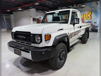 تويوتا  لاند كروزر  ال اكس  2025  عادي  0 كم  6 سلندر  دفع رباعي  بيكب  أبيض  تحت الضمان