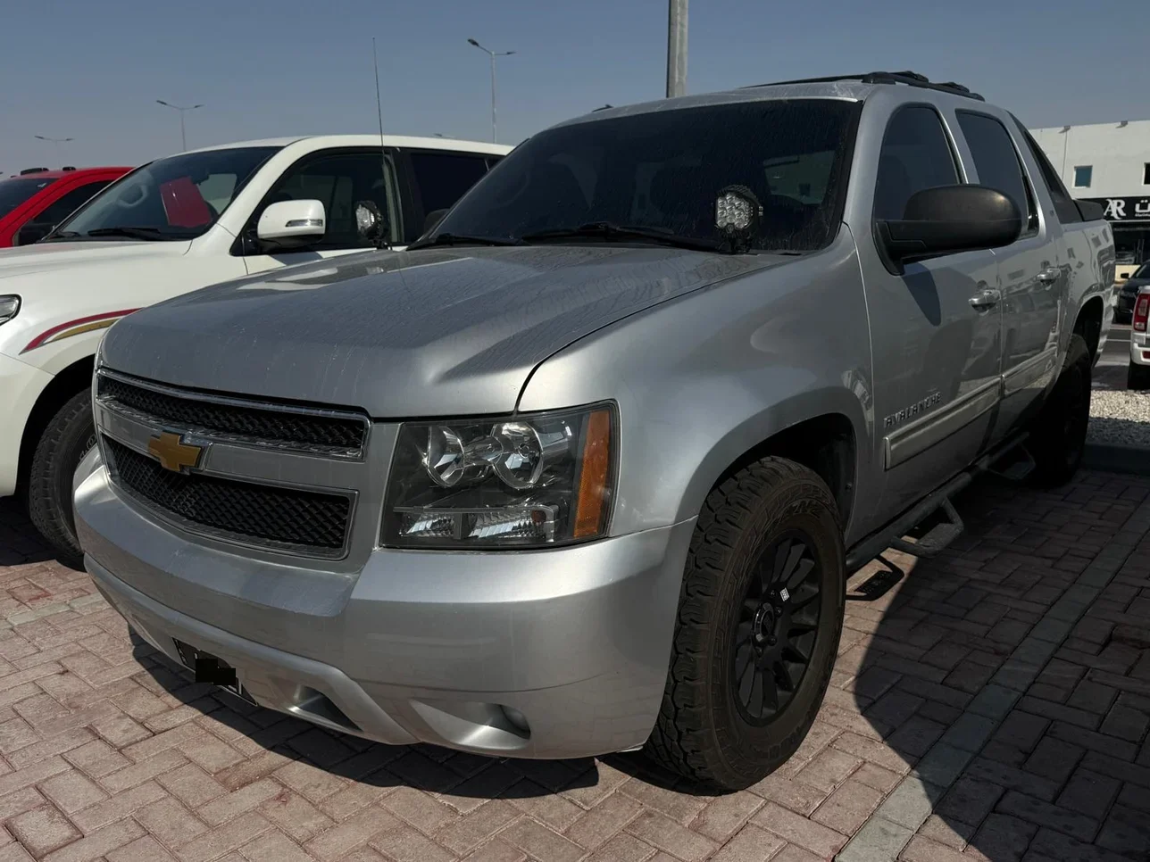 Chevrolet  Avalanche  2011  Automatic  260,000 Km  8 Cylinder  Four Wheel Drive (4WD)  Pick Up  Silver