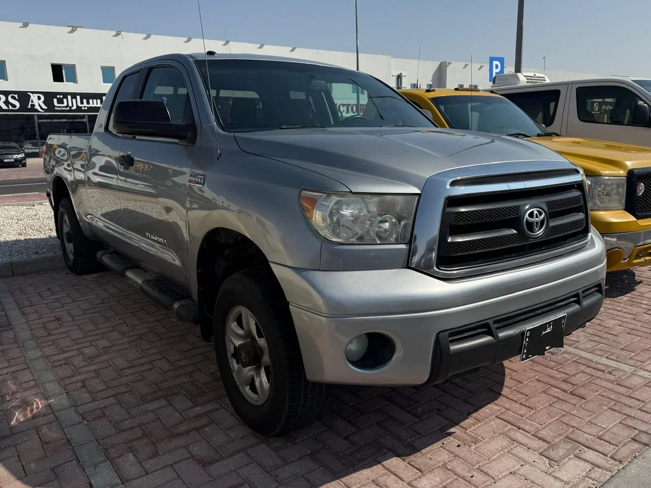 Toyota  Tundra  2012  Automatic  280,000 Km  8 Cylinder  Four Wheel Drive (4WD)  Pick Up  Silver