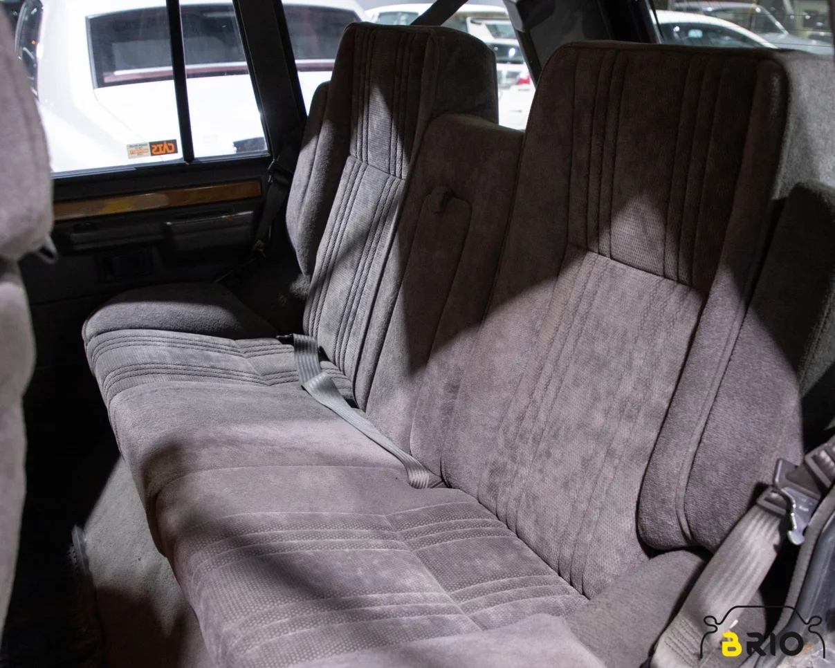 Land Rover  Range Rover  Vogue  1989  Automatic  165,000 Km  8 Cylinder  Four Wheel Drive (4WD)  SUV  White