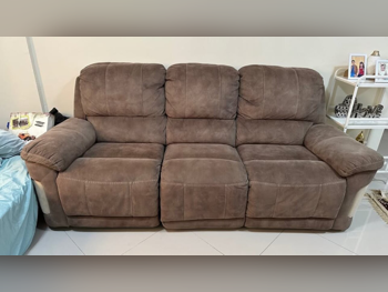 الأرائك والكنب والكراسي كنبة بثلاث مقاعد  - قماش  - بني