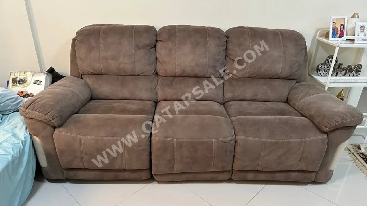 الأرائك والكنب والكراسي كنبة بثلاث مقاعد  - قماش  - بني