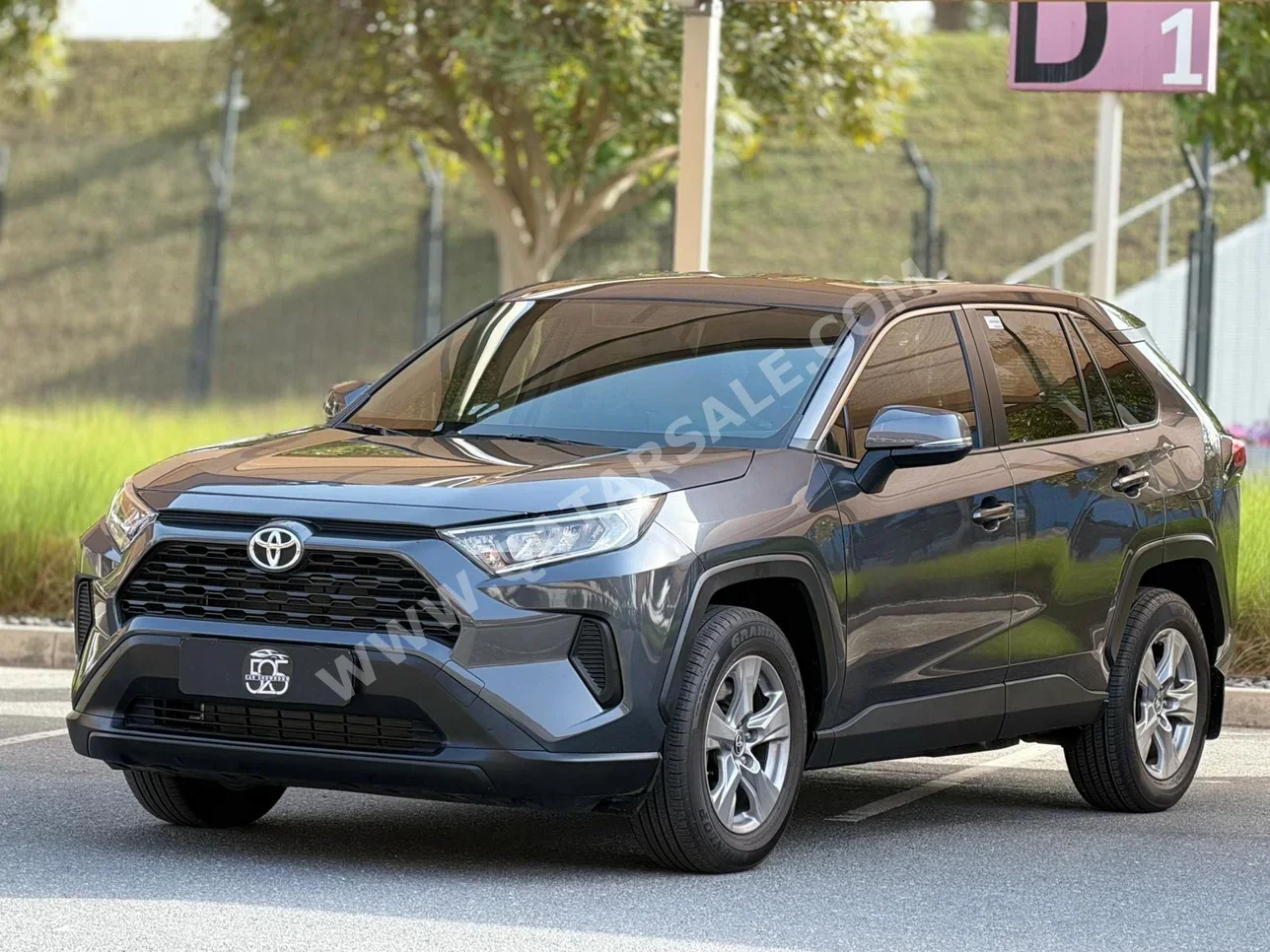 تويوتا راف 4 2025 اوتوماتيك 900 كم 4 سلندر دفع رباعي اس يو في رمادي تحت الضمان