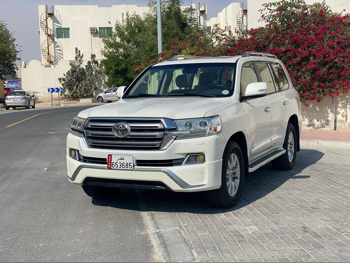 تويوتا  لاند كروزر  جي اكس ار  2016  اوتوماتيك  53,000 كم  8 سلندر  دفع رباعي  اس يو في  أبيض