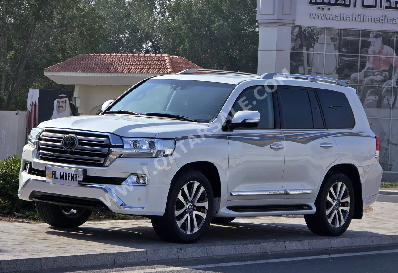 تويوتا  لاند كروزر  في اكس أس  2016  اوتوماتيك  265,000 كم  8 سلندر  دفع رباعي  اس يو في  أبيض