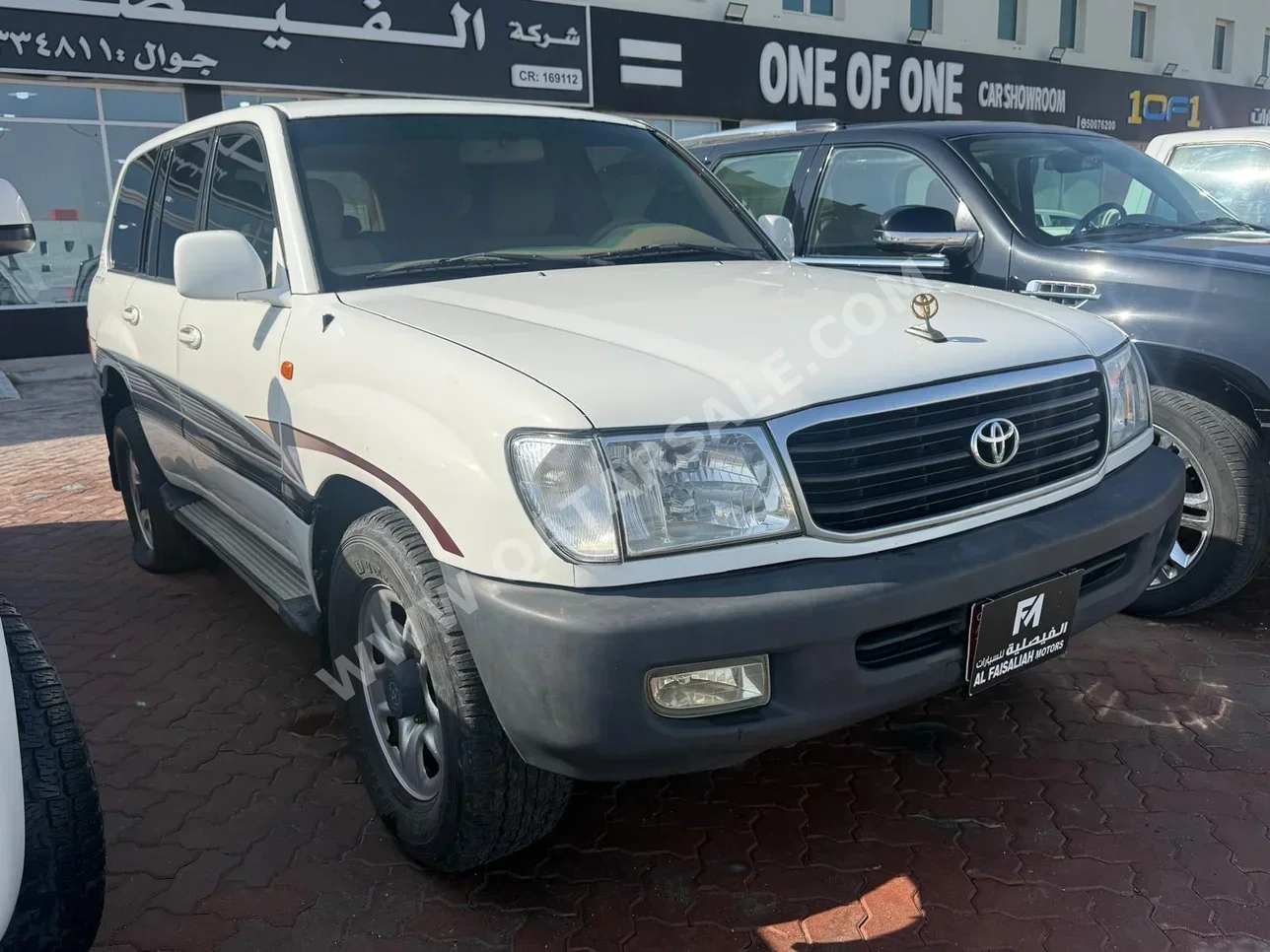 تويوتا  لاند كروزر  جي اكس  2000  اوتوماتيك  500,000 كم  6 سلندر  دفع رباعي  اس يو في  أبيض