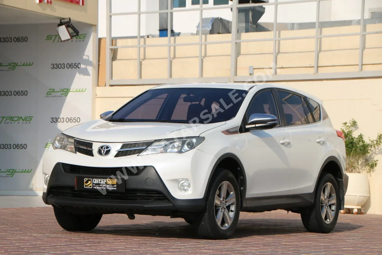 تويوتا راف 4 2015 اوتوماتيك 159,000 كم 4 سلندر دفع رباعي اس يو في أبيض