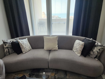 الأرائك والكنب والكراسي هوم سينتر  كنبة بثلاث مقاعد  - قماش  - اللون الرمادي