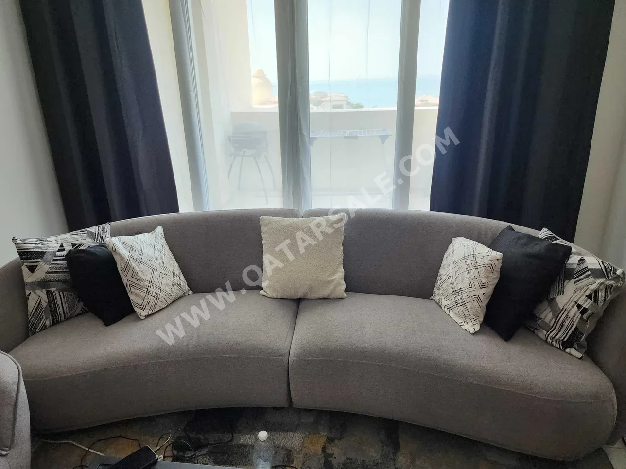 الأرائك والكنب والكراسي هوم سينتر  كنبة بثلاث مقاعد  - قماش  - اللون الرمادي