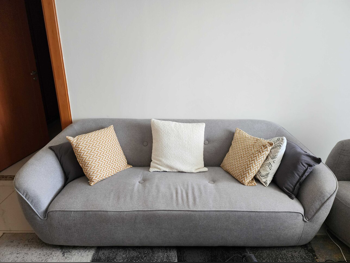 الأرائك والكنب والكراسي هوم سينتر  كنبة بثلاث مقاعد  - قماش  - اللون الرمادي