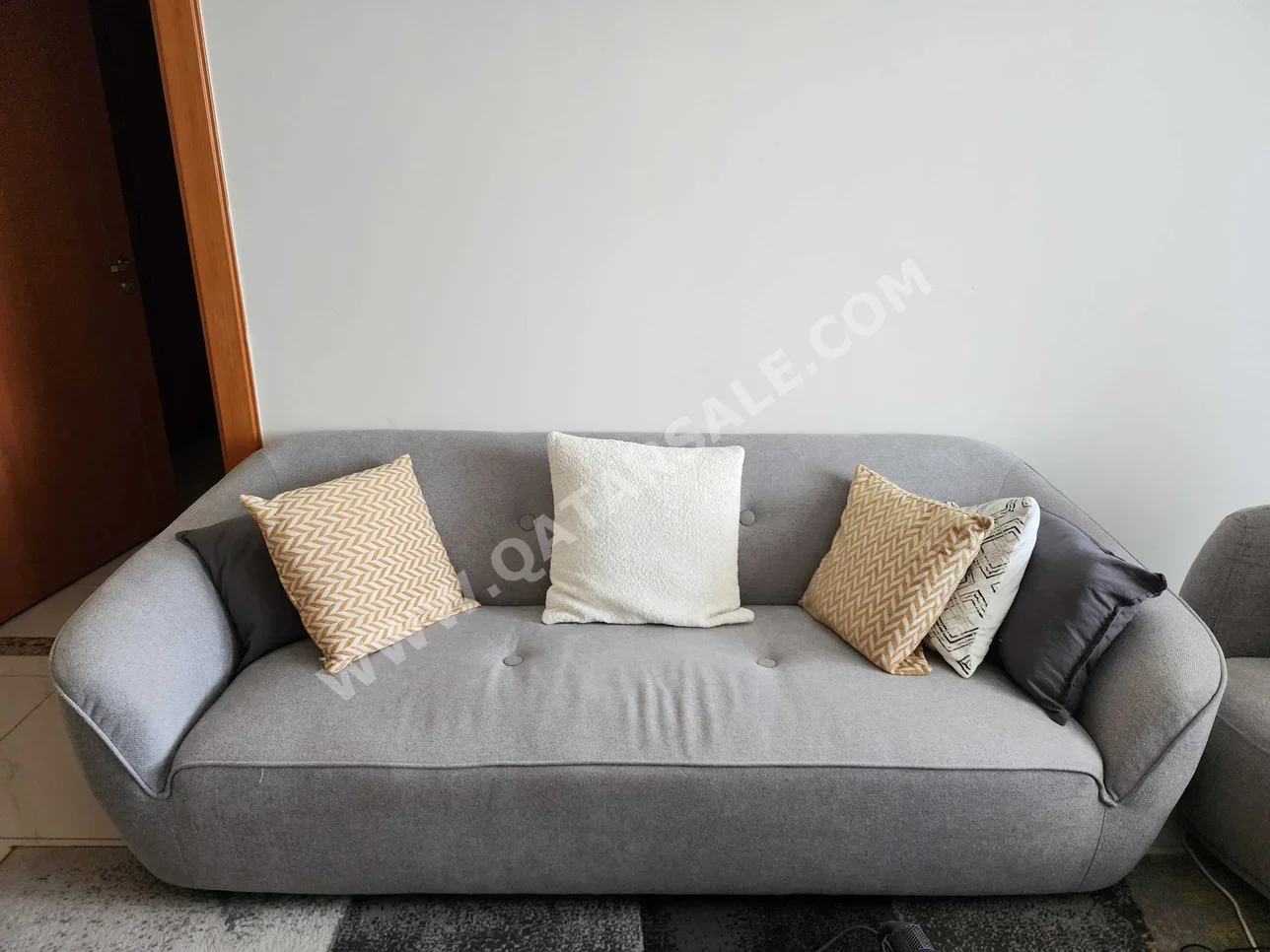 الأرائك والكنب والكراسي هوم سينتر  كنبة بثلاث مقاعد  - قماش  - اللون الرمادي