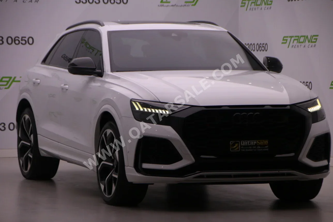 اودي أر أس كيو 8 2021 اوتوماتيك 81,000 كم 8 سلندر دفع رباعي اس يو في أبيض تحت الضمان