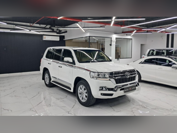 Toyota  Land Cruiser  GXR  2016  Automatic  300,000 Km  8 Cylinder  Four Wheel Drive (4WD)  SUV  White