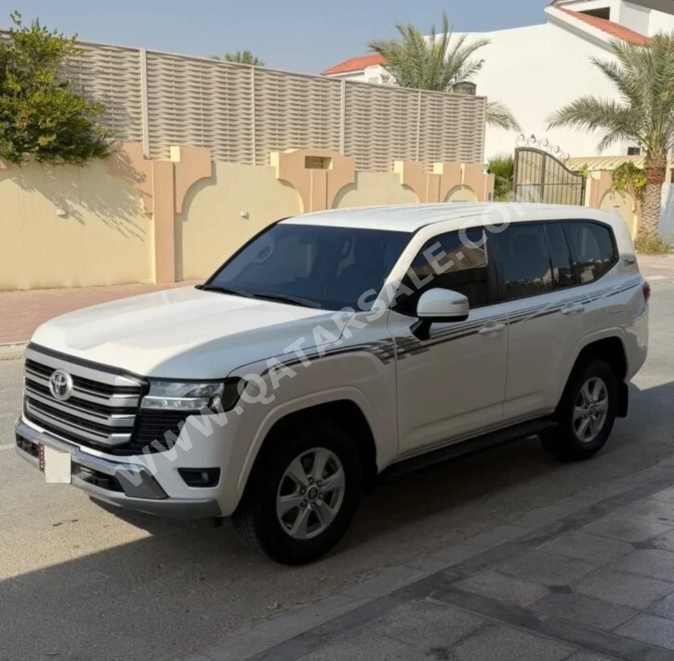 تويوتا  لاند كروزر  جي اكس ار  2022  اوتوماتيك  130,000 كم  6 سلندر  دفع رباعي  اس يو في  أبيض  تحت الضمان