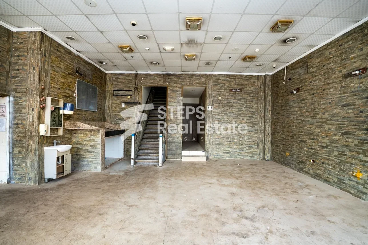 محلات تجارية - غير مفروشة  - الدوحة  للايجار  - فريج عبد العزيز