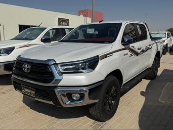 Toyota  Hilux  SR5  2024  Automatic  12,000 Km  4 Cylinder  Four Wheel Drive (4WD)  Pick Up  White  With Warranty