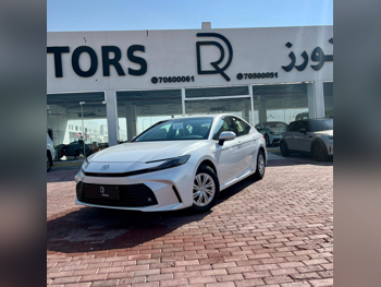 تويوتا  كامري  2025  اوتوماتيك  0 كم  4 سلندر  سحب امامي  سيدان  أبيض  تحت الضمان