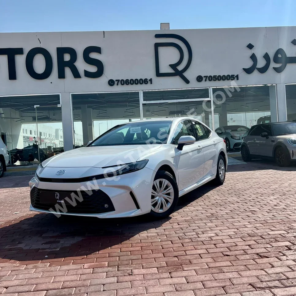 تويوتا  كامري  2025  اوتوماتيك  0 كم  4 سلندر  سحب امامي  سيدان  أبيض  تحت الضمان