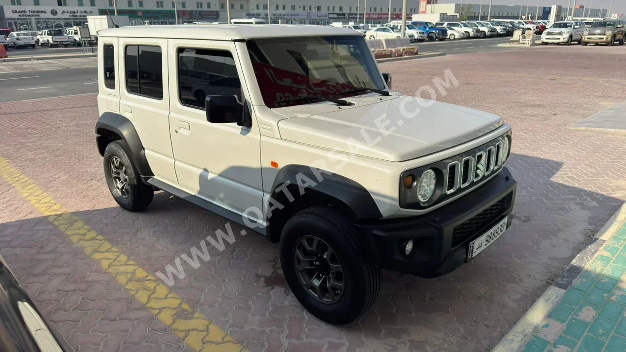 سوزوكي جمني 2024 اوتوماتيك 43,000 كم 4 سلندر دفع رباعي اس يو في أبيض تحت الضمان