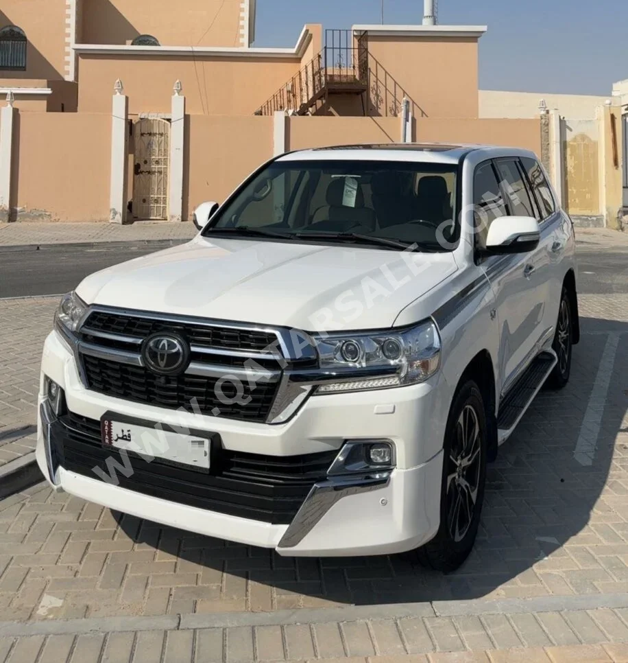 تويوتا  لاند كروزر  في اكس ار  2021  اوتوماتيك  260,000 كم  8 سلندر  دفع رباعي  اس يو في  أبيض