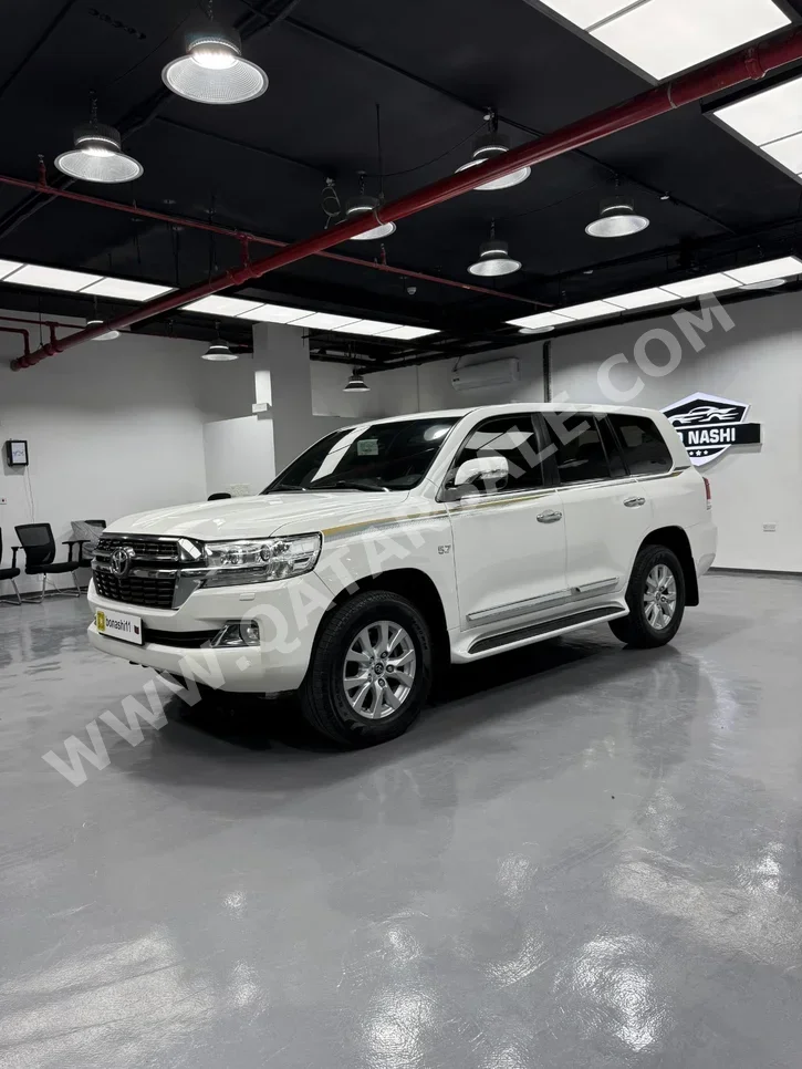 تويوتا  لاند كروزر  في اكس ار  2021  اوتوماتيك  183,000 كم  8 سلندر  دفع رباعي  اس يو في  أبيض