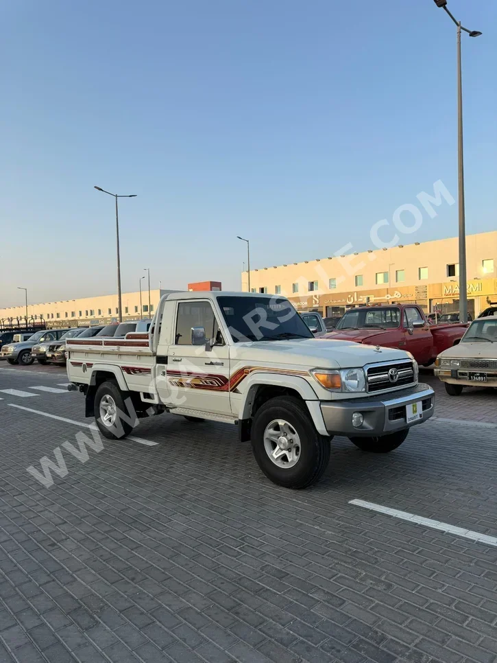 تويوتا لاند كروزر ال اكس 2022 عادي 85,000 كم 6 سلندر دفع رباعي بيكب أبيض