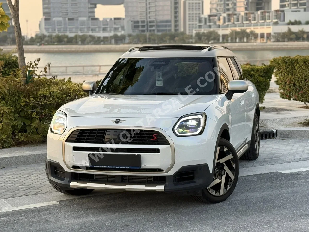 ميني كوبر كاونتري مان اس 2025 اوتوماتيك 29,000 كم 4 سلندر سحب امامي هاتشباك أبيض تحت الضمان