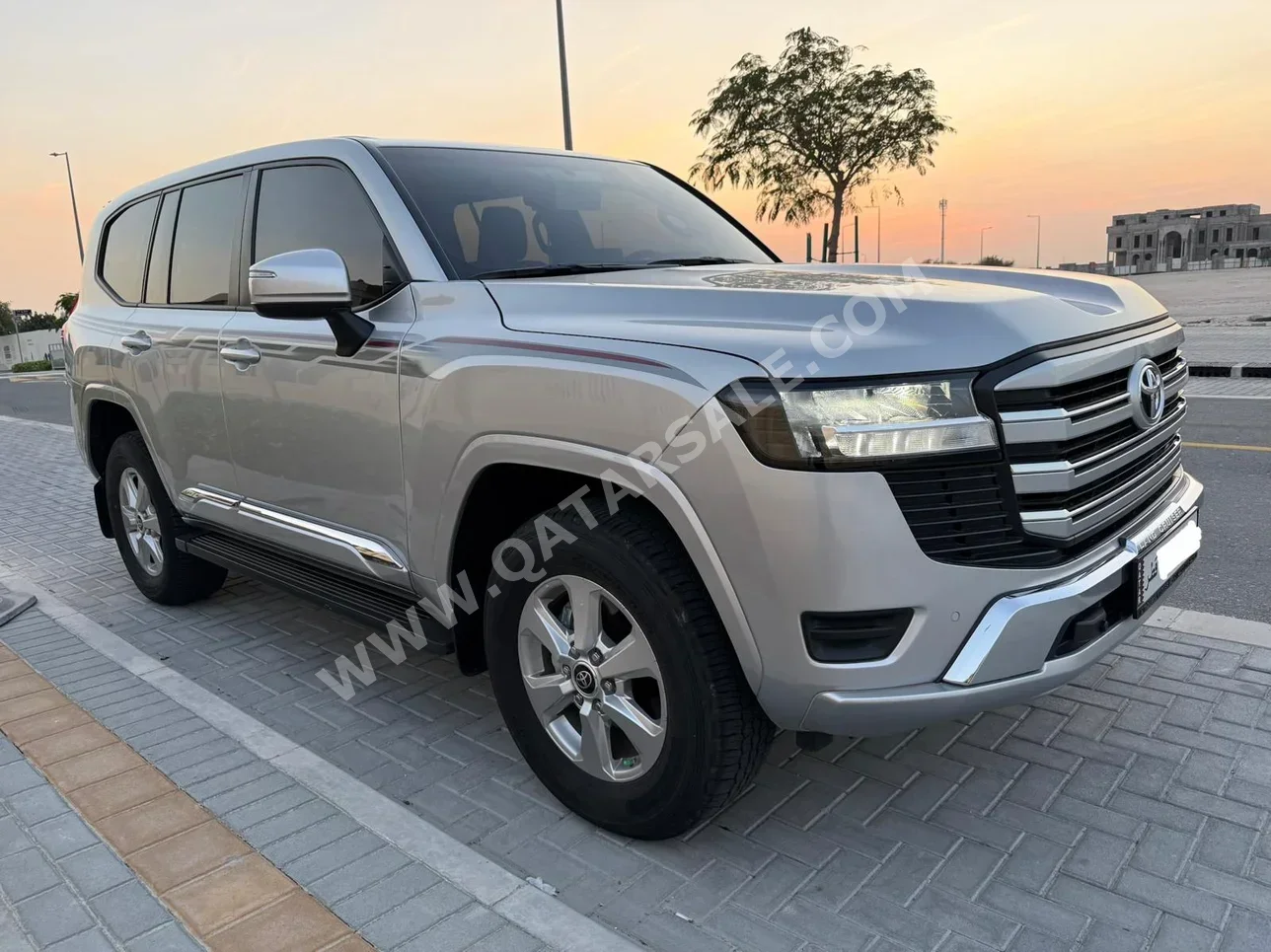 تويوتا  لاند كروزر  جي اكس ار  2023  اوتوماتيك  13,000 كم  6 سلندر  دفع رباعي  اس يو في  فضي  تحت الضمان