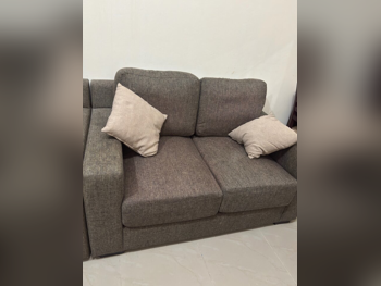 الأرائك والكنب والكراسي كنبة بمقعدين وكرسي بذراعين  - اللون الرمادي