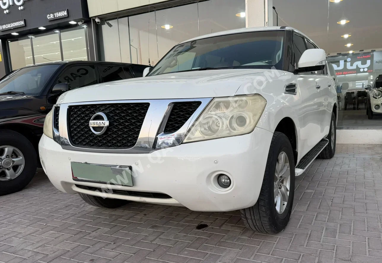 نيسان  باترول  أكس أي  2013  اوتوماتيك  300,000 كم  6 سلندر  دفع رباعي  اس يو في  أبيض
