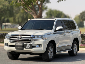 Toyota  Land Cruiser  VXR  2016  Automatic  272,000 Km  8 Cylinder  Four Wheel Drive (4WD)  SUV  White