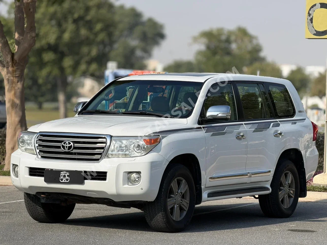 تويوتا  لاند كروزر  جي اكس ار  2015  اوتوماتيك  665,000 كم  8 سلندر  دفع رباعي  اس يو في  أبيض