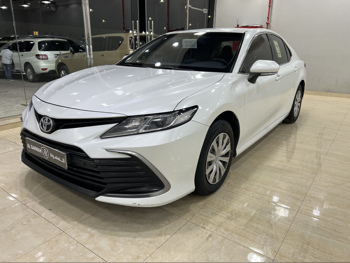 تويوتا  كامري  أل اي  2022  اوتوماتيك  104,000 كم  4 سلندر  سحب امامي  سيدان  أبيض