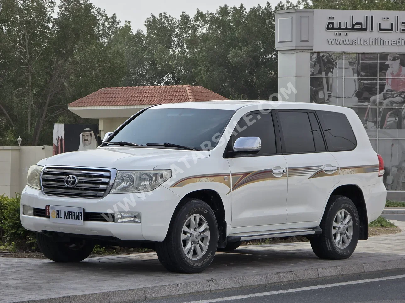 تويوتا  لاند كروزر  جي اكس ار  2010  اوتوماتيك  265,000 كم  6 سلندر  دفع رباعي  اس يو في  أبيض