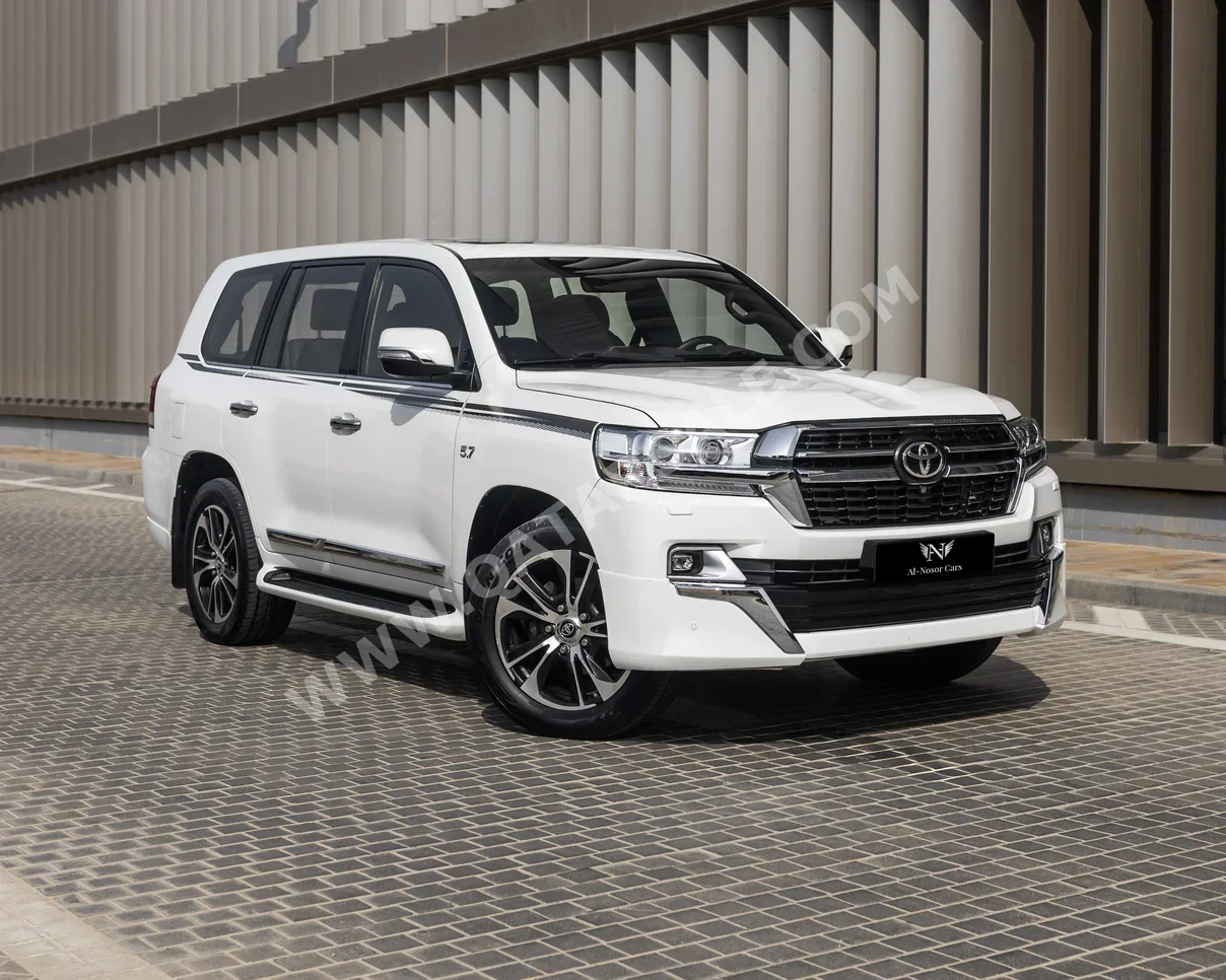 تويوتا  لاند كروزر  في اكس ار  2019  اوتوماتيك  207,000 كم  8 سلندر  دفع رباعي  اس يو في  أبيض