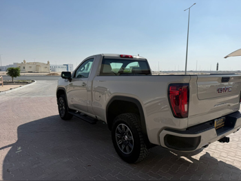 جي ام سي  سييرا  اي تي 4  2026  اوتوماتيك  0 كم  8 سلندر  دفع رباعي  بيكب  أبيض  تحت الضمان