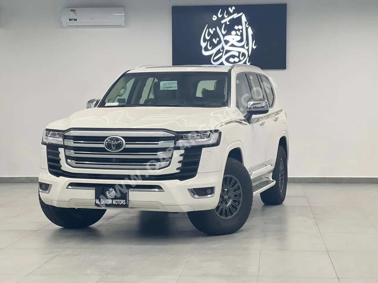 تويوتا  لاند كروزر  في اكس ار  2025  اوتوماتيك  27,000 كم  8 سلندر  دفع رباعي  اس يو في  أبيض  تحت الضمان