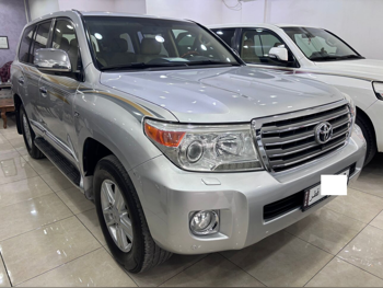 تويوتا  لاند كروزر  في اكس ار  2014  اوتوماتيك  306,000 كم  8 سلندر  دفع رباعي  اس يو في  فضي